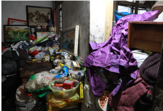 上海阿姨名下几套房产却堆满垃圾 法院强制清理
