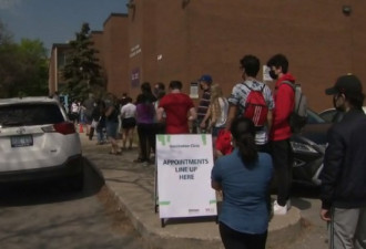 北约克数百学生排队打针 今天开放的流动接种站