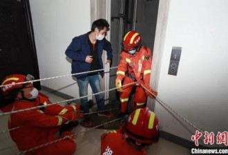 男孩被困电梯自救坠亡:失控的电梯 出路在哪里?