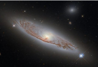 哈勃摄1.5亿光年星系 尘气结构清晰
