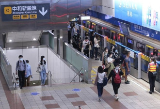 提升防疫警戒后首个上班日 台北车站人潮锐减