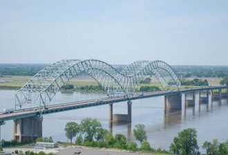 密西西比河大桥因裂缝封闭 陈旧基建的影响