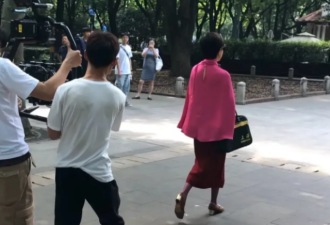 56岁刘嘉玲&quot;接地气&quot;在公园跳广场舞 动作僵硬