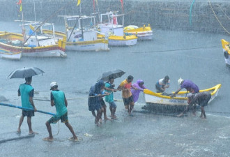 强风暴袭击印度 孟买附近海域船只倾覆81人失踪