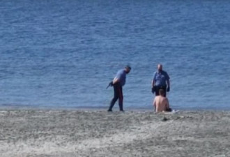 意大利男沙滩裸睡被误认为死尸 警察赶来悲剧了