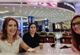 被软禁3年的杜拜公主露面 与友人在商场喝咖啡
