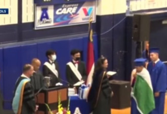美高中生毕业典礼身披墨西哥国旗 被取消毕业证