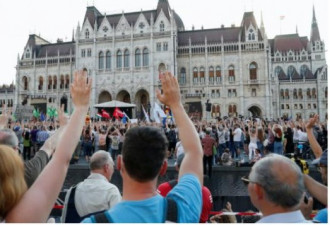 匈牙利大批民众示威 抗议复旦大学建分校