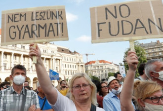 匈牙利民众举小熊维尼抗议 复旦海外分校临考验