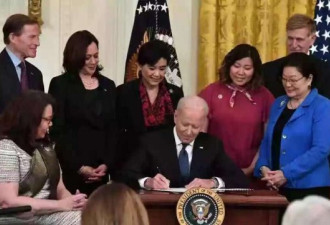拜登总统在白宫签署《COVID-19仇恨犯罪法》