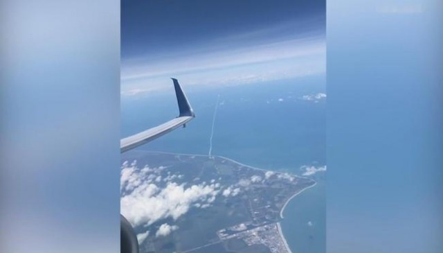 独特视角!乘客在飞机上拍到火?升空罕见画面火?发射_网易订阅