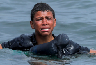 摩洛哥少年身缠空瓶偷渡 未上岸时在海中大哭