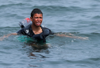 摩洛哥少年身缠空瓶偷渡 未上岸时在海中大哭
