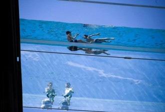 伦敦出现了一个高空全透明泳池 网友：腿软！