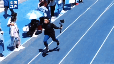 高校运动会这一幕火了：摄像狂奔快过运动员