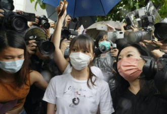 香港“学运女神”周庭出狱了  民众冒雨集结