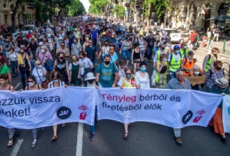 匈牙利首都布达佩斯爆发示威游行 抗议复旦分校