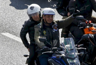 巴西总统和儿子不戴口罩参加摩托车集会 被罚