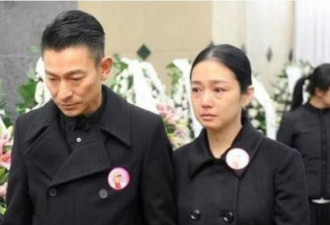 刘德华53岁的老婆近照好显老 身材发福走路笨拙