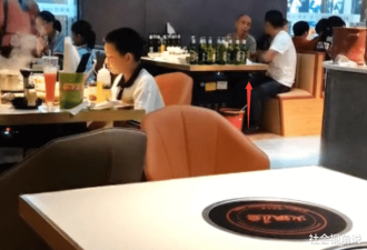 中国2男子吃自助喝近40瓶酒 桌上堆满瓶子
