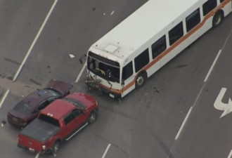 密市车祸涉及公车巴士 4人受伤其中1人重伤