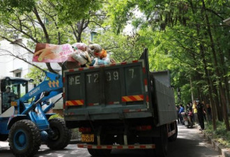 上海大妈多套房产仍捡几十吨垃圾囤家 谈金钱观