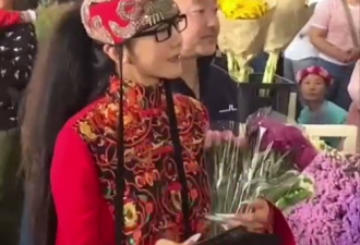 63岁杨丽萍逛花市被拍 男伴贴心为其提袖子