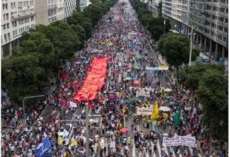 巴西逾50万人染疫亡排全球第二 民众抗议