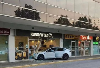 多伦多2家华人奶茶店被车撞爆！特斯拉冲进店