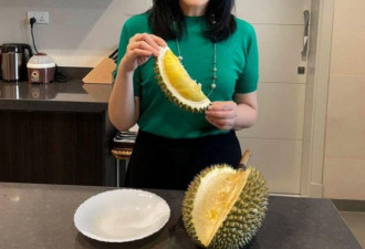 54岁泰国前女总理英拉 异国吃榴莲思乡皮肤紧致