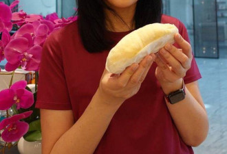 54岁泰国前女总理英拉 异国吃榴莲思乡皮肤紧致