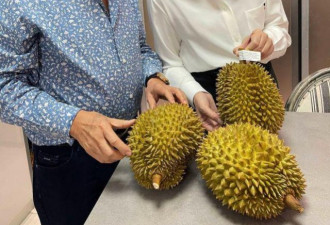 54岁泰国前女总理英拉 异国吃榴莲思乡皮肤紧致