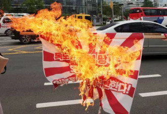 中国重要邻国干架 年轻人多天闯使馆焚烧旭日旗