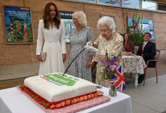 英女王用“礼仪剑切蛋糕” G7领袖全看傻