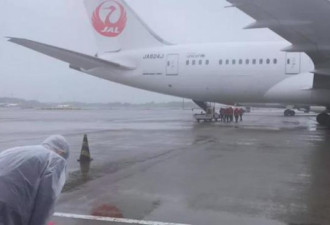 谢长廷雨中鞠躬谢日本送阿斯利康疫苗 网友却骂