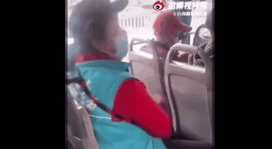 北京大妈怒骂女乘客：臭外地的，我正黄旗