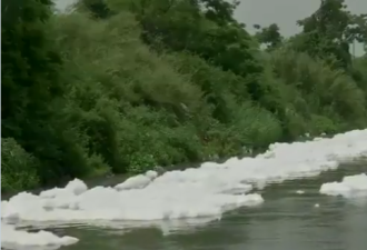 印度恒河最长支流漂浮有毒泡沫 厚厚一层