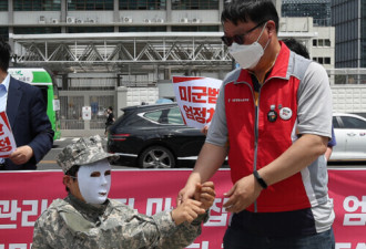 2美军在韩国合伙偷包被抓 网民气炸：真是强盗