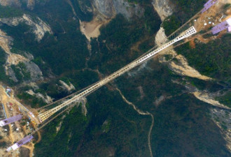实拍中国最惊险高空玻璃栈道 体验悬崖绝壁凌空