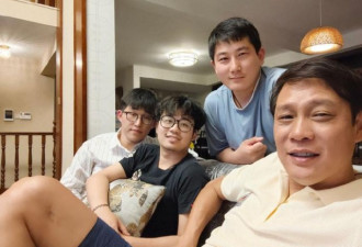 52岁范志毅带外籍女儿看球 上海别墅内景典雅