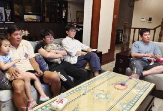 52岁范志毅带外籍女儿看球 上海别墅内景典雅