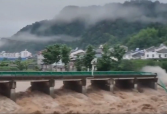 长江汛期未到 宜昌洪水发威 大桥被冲毁