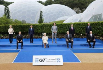 英女王与G7领袖合照 一句话逗笑全场