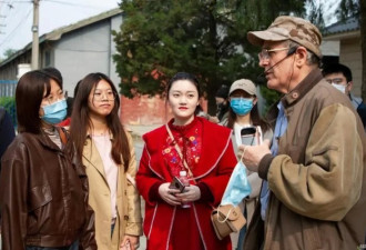 美国教授13岁前只会说汉语 父母在中国农村养牛