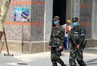 上海气氛紧张 持枪武警和警犬巡逻