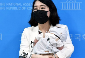 韩国90后女议员推婴儿车上班 引正反两面论战