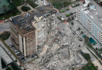 美国12层海滨公寓突然坍塌 上百人失联被深埋