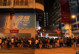 香港居民难掩悲情抢购最后一期《苹果日报》