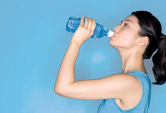 38岁女子照着网上视频喝水减肥 结果“中毒”