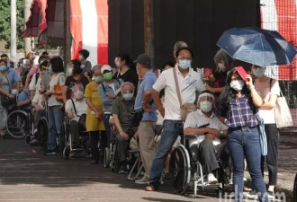 全台老人打阿斯利康疫苗 台北市人龙排满接种站